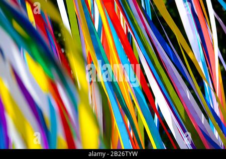 Beaucoup de rubans multicolores flutter dans le vent au soleil. Arrière-plan Banque D'Images