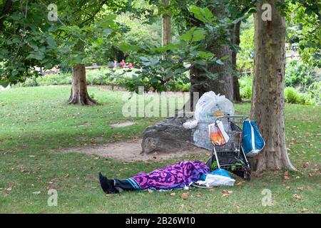 Un homme sans abri dormant rugueux dans Central Park New York Banque D'Images