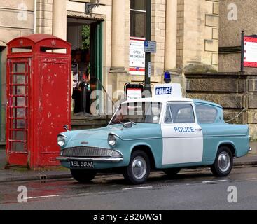 Ford Anglia, Police Car: Berline, Taille Du Moteur: 997cc; Couleur Extérieure: Bleu Lagon/Blanc Ermine,Bain Matlock,Derbyshire,Angleterre,Royaume-Uni Banque D'Images