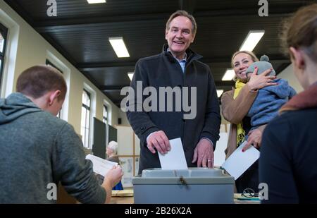 Leipzig, Allemagne. 01 mars 2020. Burkhard Jung (SPD), maire de Leipzig, vote avec sa femme Ayleena et son enfant. Les citoyens de la plus grande ville de Saxe décideront de leur prochain maire ce dimanche au deuxième tour de scrutin, Jung se tiendra pour le SPD. Crédit: Hendrik Schmidt/Dpa-Zentralbild/Dpa/Alay Live News Banque D'Images