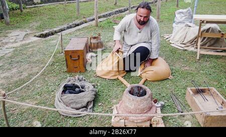 Musée Ethnographique En Plein Air 'Etar' - Gabrovo, Bulgarie. 6 septembre 2019 - XVII Foire internationale des métiers d'art traditionnels. L'artiste lituanien projette si Banque D'Images