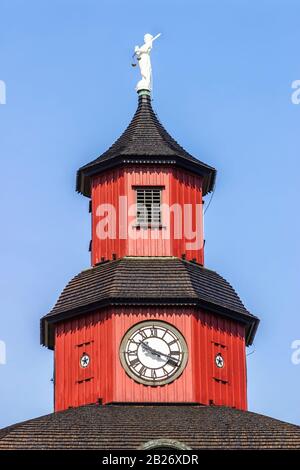 Belle vieille tour en bois avec une horloge Banque D'Images