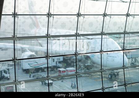 Emirates Air bus A 380 au terminal de l'aéroport international de Dubaï vu par le mur de verre du terminal de départ Banque D'Images