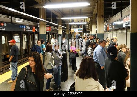 Les passagers en attente de train dans une station de métro à New York City Banque D'Images