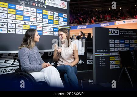 Berlin, Allemagne. 01 mars 2020. Cyclisme/piste: Championnats du monde: Kristina Vogel (l), ambassadrice des Championnats du monde de cyclisme sur piste, parle à Miriam Welte, ancienne cycliste sur piste. Crédit: Sebastian Gollnow/Dpa/Alay Live News Banque D'Images