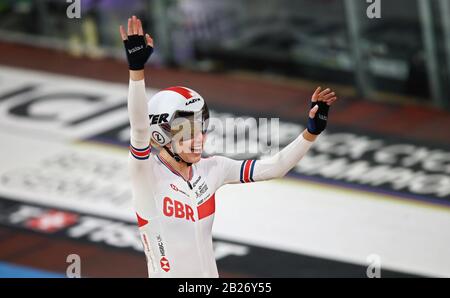 Elinor Barker, Grande-Bretagne, célèbre l'or dans la course de Women's point au cours du cinquième jour des Championnats du monde de cyclisme sur piste de l'UCI de 2020 à Velodrom, Berlin. Banque D'Images