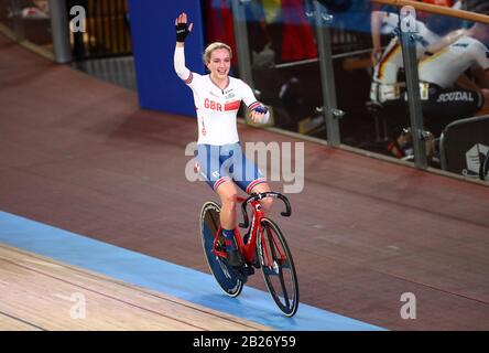 Elinor Barker, Grande-Bretagne, célèbre l'or dans la course de Women's point au cours du cinquième jour des Championnats du monde de cyclisme sur piste de l'UCI de 2020 à Velodrom, Berlin. Banque D'Images