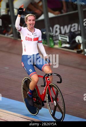 Elinor Barker, Grande-Bretagne, célèbre l'or dans la course de Women's point au cours du cinquième jour des Championnats du monde de cyclisme sur piste de l'UCI de 2020 à Velodrom, Berlin. Banque D'Images