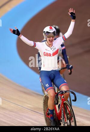 Elinor Barker, Grande-Bretagne, célèbre l'or dans la course de Women's point au cours du cinquième jour des Championnats du monde de cyclisme sur piste de l'UCI de 2020 à Velodrom, Berlin. Banque D'Images