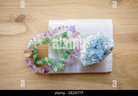 La plaque de charge naturelle en cristal de Selenite est utilisée pour nettoyer et charger d'autres cristaux pierres semi-précieuses et bijoux. Banque D'Images