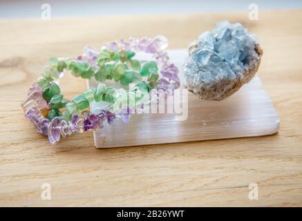 La plaque de charge naturelle en cristal de Selenite est utilisée pour nettoyer et charger d'autres cristaux pierres semi-précieuses et bijoux. Banque D'Images