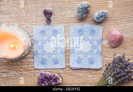 Terrasse avec cartes Angel de divination sur table en bois clair, entourée de cristaux de pierres semi-précieuses. Photographer détient tous les droits, peut être utilisé comm Banque D'Images