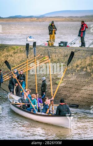 Appledore, Royaume-Uni. Dimanche 1 mars 2020. Météo britannique. Avec le soleil et les averses prévues dans le North Devon, une équipe de bateaux Gig pour femmes se prépare à partir du quai à Appledore sur l'estuaire de la rivière Torridge. Crédit: Terry Mathews/Alay Live News Banque D'Images