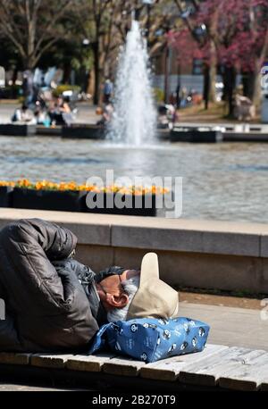 Tokyo, Japon. 01 mars 2020. Un homme dort au parc Ueno à Tokyo, Japon, le 1er mars 2020. La demande du gouvernement japonais d'annuler ou de reporter un grand événement à l'échelle nationale pour contrôler la propagation du nouveau coronavirus. Photo de Keizo Mori/UPI crédit: UPI/Alay Live News Banque D'Images