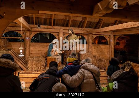 Les gens regardent Nativité scène lit de Noël avec bébé Jésus, saint Mary et Joseph à Varsovie, Pologne, exposition publique pendant la saison de Noël Banque D'Images