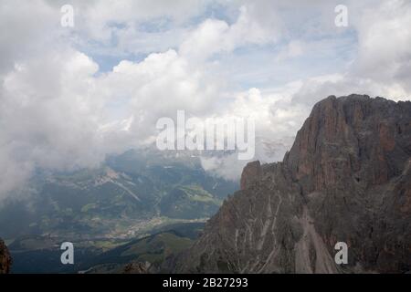 Le sommet de l'Langkofel depuis le sommet de l'Plattkofel Gruppe Geisler en arrière-plan le Selva Val Gardena Dolomites Italie Banque D'Images