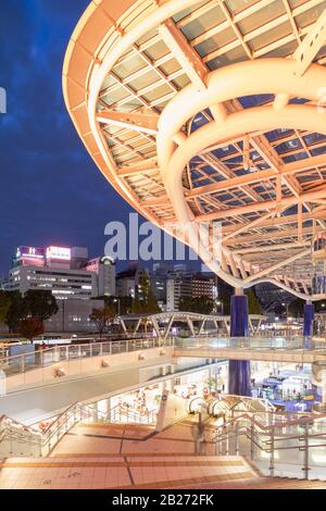 Terminal de bus oasis 21 au crépuscule, Nagoya, Japon Banque D'Images