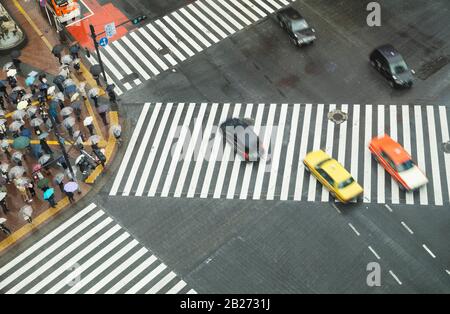 Voitures Traversant Shibuya Crossing, Shibuya, Tokyo, Japon Banque D'Images