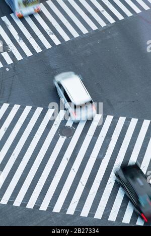 Voitures Traversant Shibuya Crossing, Shibuya, Tokyo, Japon Banque D'Images