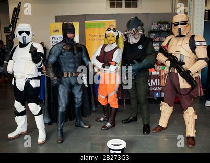 Londres, Royaume-Uni. 01 Mars 2020. Le retour de Londres Comic Con Spring - du 29 février au 1 mars 2020 à Londres Olympia apportant des étoiles de cinéma et de télévision, Cosplayers et fans de bandes dessinées ainsi qu'une foule d'activités amusantes et des centaines de marchandises à parcourir.La zone Comic, Un vaste pays merveilleux où les visiteurs peuvent explorer les innombrables mondes de l'art séquentiel, Des super héros aux titres de pointe sous licence, y compris: Star Wars, Star Trek, Buffy the Vampire Slayer, Game of Thrones et Transformers il y avait quelque chose pour tout le monde. Paul Quezada-Neiman/Alay Live News Banque D'Images