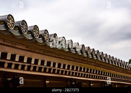 Ancien toit en tuiles avec motif de fleurs dans le temple chinois, Medium Shot, vue de niveau d'oeil Banque D'Images