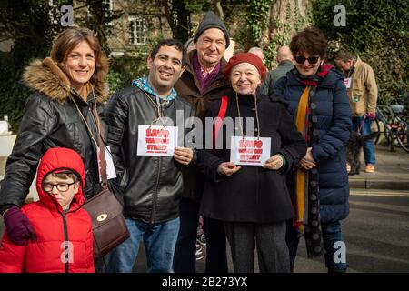 Oxford, Oxfordshire, Royaume-Uni. 1er Mars 2020. Enregistrer La Démonstration De Walton Street. Les résidents et Les Entreprises du quartier historique de Jéricho à Oxford protestent contre la fermeture de la rue principale de l'artère Walton par le conseil du comté d'Oxfordshire. La rue a fermé avec des relevés de la circulation ou de la qualité de l'air appropriés ou une consultation avec les résidents et les entreprises. Crédit : Sidney Bruere/Alay Live News Banque D'Images