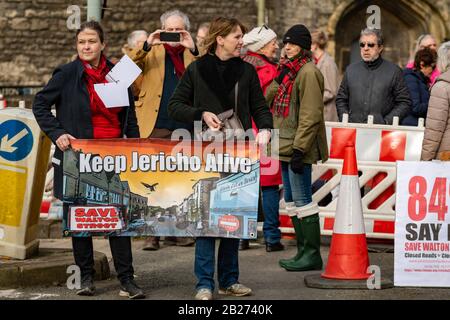 Oxford, Oxfordshire, Royaume-Uni. 1er Mars 2020. Enregistrer La Démonstration De Walton Street. Les résidents et Les Entreprises du quartier historique de Jéricho à Oxford protestent contre la fermeture de la rue principale de l'artère Walton par le conseil du comté d'Oxfordshire. La rue a fermé avec des relevés de la circulation ou de la qualité de l'air appropriés ou une consultation avec les résidents et les entreprises. Crédit : Sidney Bruere/Alay Live News Banque D'Images