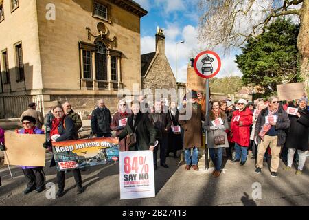 Oxford, Oxfordshire, Royaume-Uni. 1er Mars 2020. Des dizaines de personnes se tournent vers la manifestation de Save Walton Street. Les résidents et Les Entreprises du quartier historique de Jéricho à Oxford protestent contre la fermeture de la rue principale de l'artère Walton par le conseil du comté d'Oxfordshire. La rue a fermé avec des relevés de la circulation ou de la qualité de l'air appropriés ou une consultation avec les résidents et les entreprises. Crédit : Sidney Bruere/Alay Live News Banque D'Images