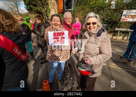 Oxford, Oxfordshire, Royaume-Uni. 1er Mars 2020. Enregistrez Walton Street. Les résidents et Les Entreprises du quartier historique de Jéricho à Oxford protestent contre la fermeture de la rue principale de l'artère Walton par le conseil du comté d'Oxfordshire. La rue a fermé avec des relevés de la circulation ou de la qualité de l'air appropriés ou une consultation avec les résidents et les entreprises. Crédit : Sidney Bruere/Alay Live News Banque D'Images