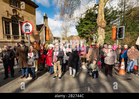 Oxford, Oxfordshire, Royaume-Uni. 1er Mars 2020. Des dizaines de personnes se tournent vers la manifestation de Save Walton Street. Les résidents et Les Entreprises du quartier historique de Jéricho à Oxford protestent contre la fermeture de la rue principale de l'artère Walton par le conseil du comté d'Oxfordshire. La rue a fermé avec des relevés de la circulation ou de la qualité de l'air appropriés ou une consultation avec les résidents et les entreprises. Crédit : Sidney Bruere/Alay Live News Banque D'Images