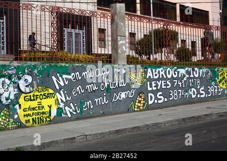 La Paz, Bolivie, 29 février 2020: La peinture murale protestant contre les lois pour permettre des cultures transgéniques à côté de la principale Université UMSA à la Paz. Sur le fond jaune à gauche se trouvent des avertissements sur le glyphosate causant le cancer et des déformations chez les enfants. Les expressions 'ni en mi / Pas dans mon api' etc se réfèrent à api, chicha et somo, populaire boissons boliviennes traditionnelles qui sont faites à l'aide de maïs / maïs. Banque D'Images