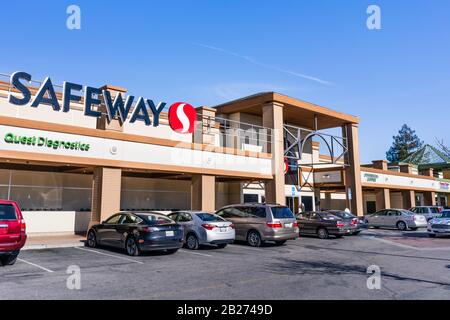 25 févr. 2020 Santa Clara / CA / USA - l'entrée de l'un des supermarchés Safeway dans le sud de la baie de San Francisco Banque D'Images