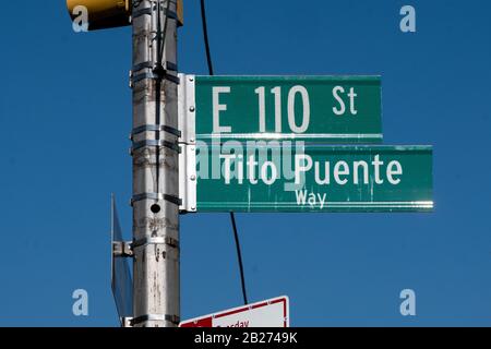 Un panneau de rue pour TITO PUENTE WAY honorant le défunt interprète de jazz latin et bandleader. Au 3ème Avenue & !00ème Street en espagnol Harlem, Manhattan, New York. Banque D'Images