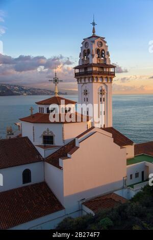 Basilique de Candelaria en premier plan. Magnifique ciel du matin et océan bleu en arrière-plan. Tenerife, Îles Canaries. Banque D'Images