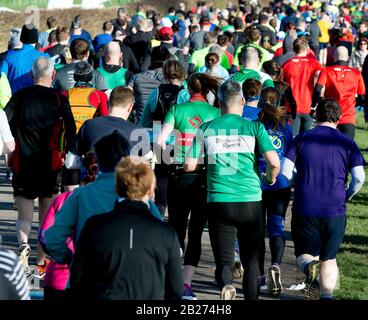 Vue arrière des coureurs à partir du demi-marathon de Warwick, Warwickshire, Royaume-Uni Banque D'Images