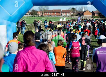 Vue arrière des coureurs à partir du demi-marathon de Warwick, Warwickshire, Royaume-Uni Banque D'Images