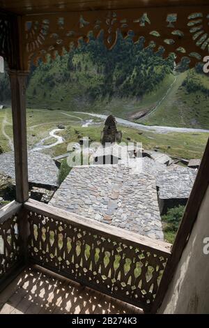 Ancienne tour et maisons par le porche en bois de la trachée. Le saule de Dartlo à Tusheti (Géorgie). Banque D'Images