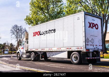 27 févr. 2020 San Jose / CA / USA - XPO Logistique camions livraisons; XPO Logistics, Inc. Est l'un des 10 plus grands fournisseurs de transport et Banque D'Images