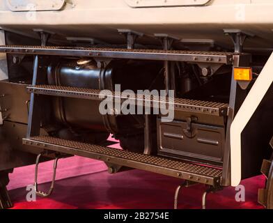 Phare de fond militaire sur un support de personnel blindé. Grand projecteur militaire puissant monté sur le corps d'un véhicule de combat Banque D'Images