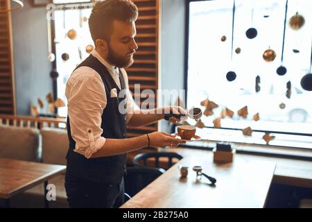 conseils utiles pour préparer un café savoureux et puissant, gros plan sur la photo, le barista s'est concentré sur le travail au bar à l'intérieur moderne. qualit Banque D'Images