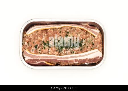 Meatloaf prêt à cuire dans son plateau en aluminium vue supérieure isolée sur fond blanc Banque D'Images