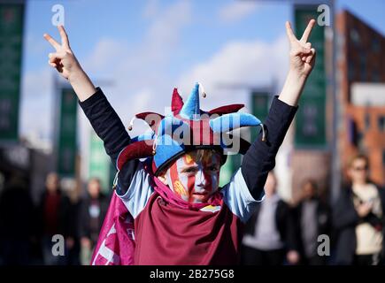 Un jeune ventilateur Aston Villa à l'extérieur du sol avant la finale de la coupe Carabao au stade Wembley, Londres. Banque D'Images