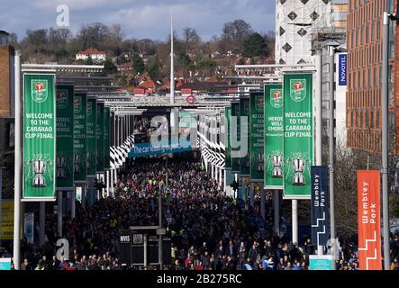 Vue sur les fans qui descendent Wmebley Way avant la finale de la coupe Carabao au stade Wembley, Londres. Banque D'Images