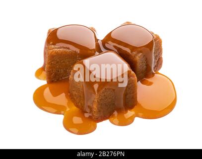 Bonbons caramel avec sauce caramel isolés sur fond blanc Banque D'Images