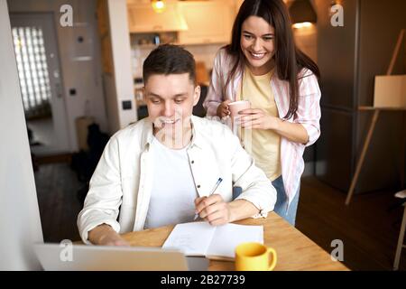 couple joyeux prenant part à l'atelier.étudiants apprenant en ligne, se préparant pour les examens. gros plan photo. Banque D'Images