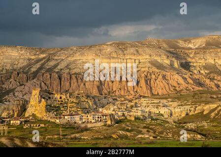 Cappadocia - bâtiments dans les rochers et les montagnes naturelles sur le plan arrière. Village de Cavusin (Chavushin). Banque D'Images