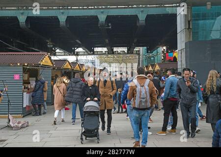 Londres, Angleterre, 17 novembre 2019, les gens aiment naviguer sur un marché de Noël sur la Southbank. Banque D'Images