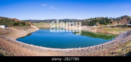 Vue en grand angle du réservoir Anderson, un lac artificiel de Morgan Hill, géré par le quartier des eaux de la vallée de Santa Clara, maintenu à un niveau bas due t Banque D'Images