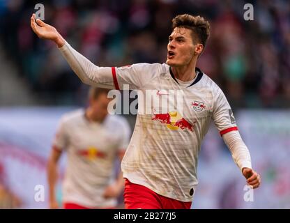 Leipzig, Allemagne. 01 mars 2020. Football: Bundesliga, RB Leipzig - Bayer 04 Leverkusen, 24ème jour de match, dans la Red Bull Arena. Le Patrik Schick de Leipzig applaudit son but pour 1:1. Crédit: Robert Michael/dpa-Zentralbild/dpa - NOTE IMPORTANTE: Conformément aux réglementations de la DFL Deutsche Fußball Liga et de la DFB Deutscher Fußball-Bund, il est interdit d'exploiter ou d'exploiter dans le stade et/ou à partir du jeu des photos prises sous forme d'images de séquence et/ou de séries de photos de type vidéo./dpa/Alay Live News Banque D'Images