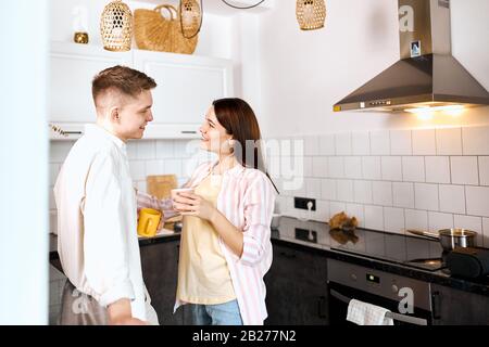 couple aimant appréciant passer du temps dans la cuisine, vue latérale rapprochée photo.interest, soin , amitiés, femme donne des conseils à son ami , copier spac Banque D'Images